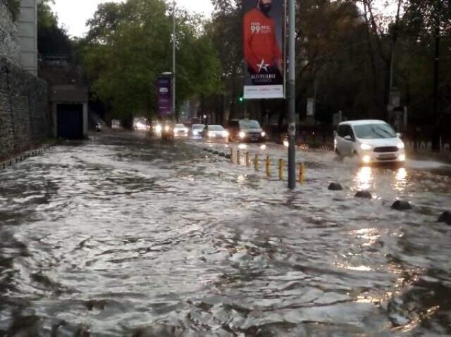 Son Dakika! İstanbul'da etkili olan sağanak sonrası sel ve dolu uyarısı yapıldı, alt geçitleri su bastı Son Dakika! İstanbul'da etkili olan sağanak sonrası sel ve dolu uyarısı yapıldı, alt geçitleri su bastı