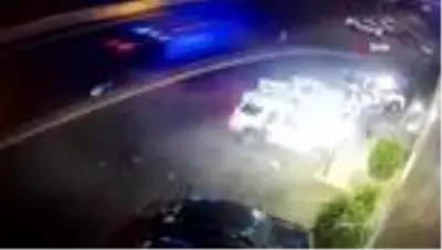 Suudi Arabistan'da kontrolden çıkan cip araçlara çarpıp metrelerce havaya uçtu Suudi Arabistan'da kontrolden çıkan cip araçlara çarpıp metrelerce havaya uçtu