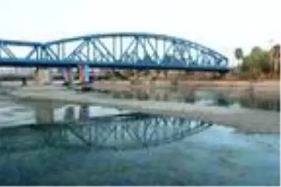 Suyu çekilen Seyhan Nehri'ne inip, balık için hayatlarını tehlikeye attılar Suyu çekilen Seyhan Nehri'ne inip, balık için hayatlarını tehlikeye attılar