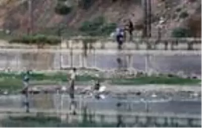 Suyu çekilen Seyhan Nehri'ne inip, balık için hayatlarını tehlikeye attılar Suyu çekilen Seyhan Nehri'ne inip, balık için hayatlarını tehlikeye attılar
