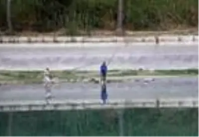 Suyu çekilen Seyhan Nehri'ne inip, balık için hayatlarını tehlikeye attılar Suyu çekilen Seyhan Nehri'ne inip, balık için hayatlarını tehlikeye attılar