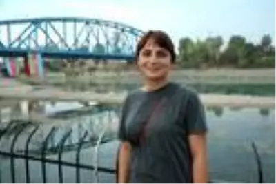 Suyu çekilen Seyhan Nehri'ne inip, balık için hayatlarını tehlikeye attılar Suyu çekilen Seyhan Nehri'ne inip, balık için hayatlarını tehlikeye attılar