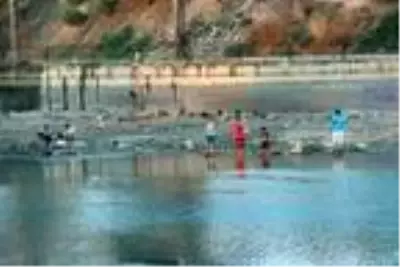 Suyu çekilen Seyhan Nehri'ne inip, balık için hayatlarını tehlikeye attılar Suyu çekilen Seyhan Nehri'ne inip, balık için hayatlarını tehlikeye attılar