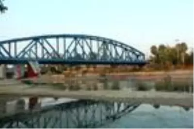 Suyu çekilen Seyhan Nehri'ne inip, balık için hayatlarını tehlikeye attılar Suyu çekilen Seyhan Nehri'ne inip, balık için hayatlarını tehlikeye attılar