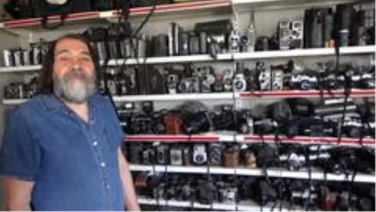 Tarihi fotoğraf makinelerine gözü gibi bakıyor