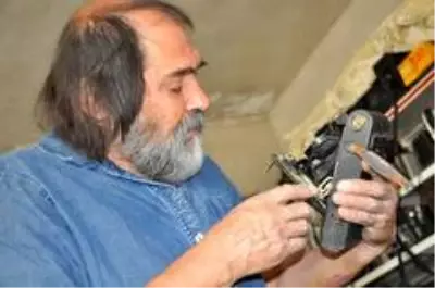 Tarihi fotoğraf makinelerine gözü gibi bakıyor Tarihi fotoğraf makinelerine gözü gibi bakıyor
