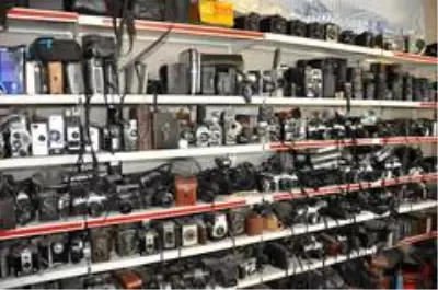 Tarihi fotoğraf makinelerine gözü gibi bakıyor Tarihi fotoğraf makinelerine gözü gibi bakıyor