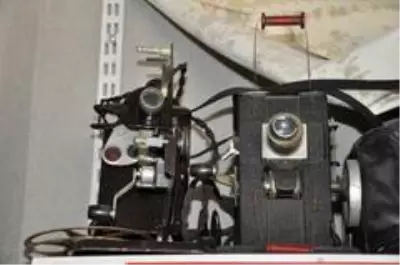 Tarihi fotoğraf makinelerine gözü gibi bakıyor Tarihi fotoğraf makinelerine gözü gibi bakıyor