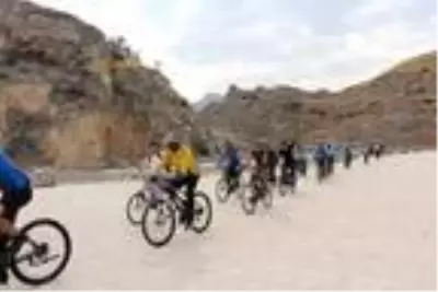 Tarihi Hasankeyf'te jet skili cumhuriyet kutlaması Tarihi Hasankeyf'te jet skili cumhuriyet kutlaması