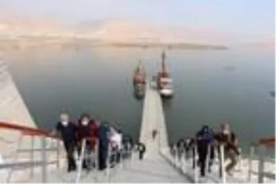 Tarihi Hasankeyf'te jet skili cumhuriyet kutlaması Tarihi Hasankeyf'te jet skili cumhuriyet kutlaması