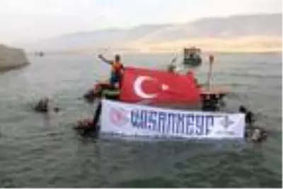 Tarihi Hasankeyf'te jet skili cumhuriyet kutlaması Tarihi Hasankeyf'te jet skili cumhuriyet kutlaması