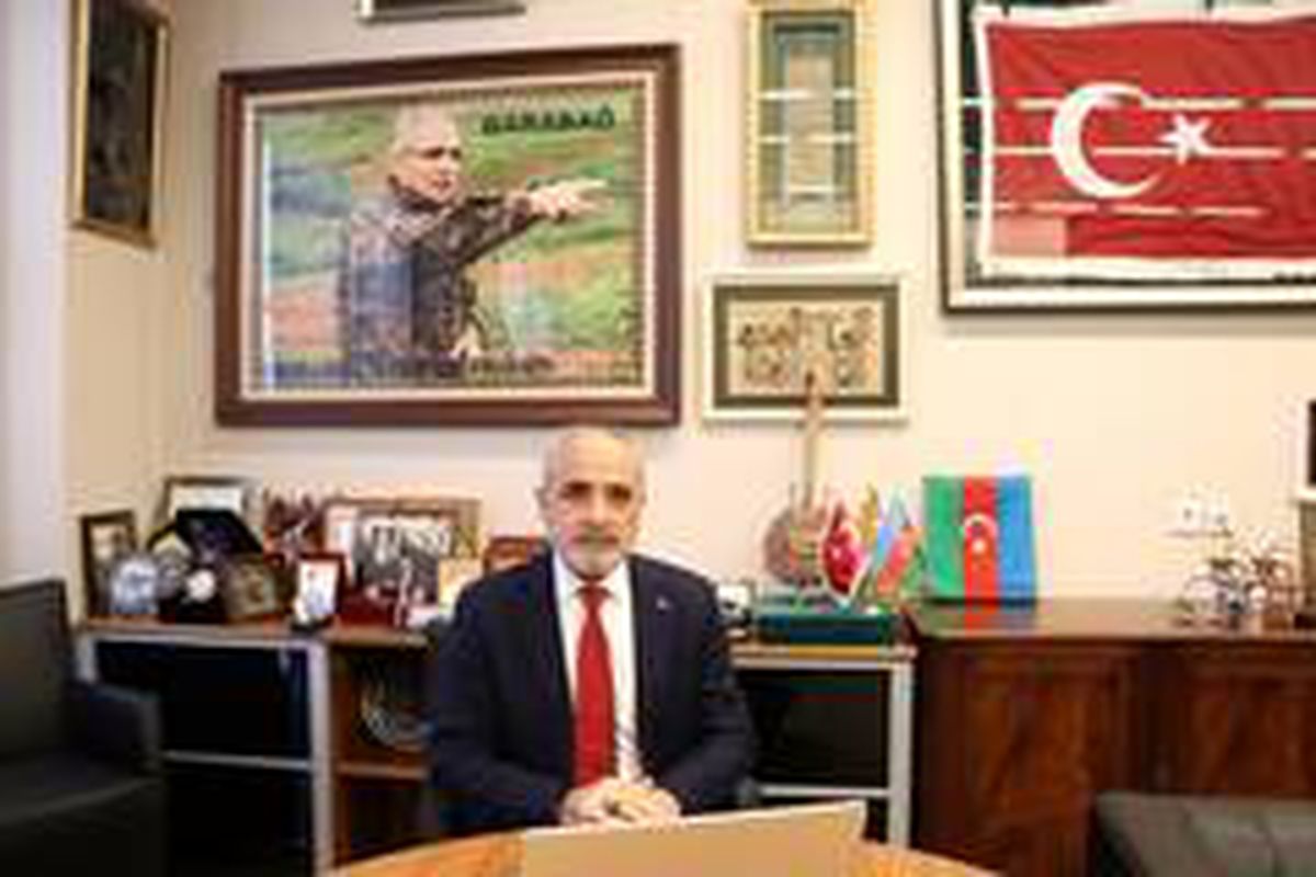 Topçu: 'Aklımız fikrimiz işgalci Ermenistan askerlerini 'it kovar gibi kovalayan' kahraman...