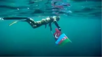 Türk ve Azerbaycan bayraklarıyla dalış yaptı Türk ve Azerbaycan bayraklarıyla dalış yaptı