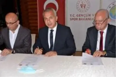 Türkiye Hentbol Duayenleri buluşması organizasyonunda imzalar atıldı Türkiye Hentbol Duayenleri buluşması organizasyonunda imzalar atıldı