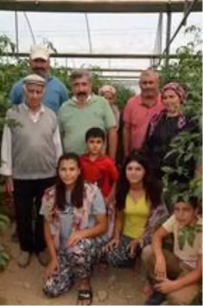 Ümmühan, serada domates toplayıp, traktör lastiği taşıyarak şampiyonaya hazırlanıyor
