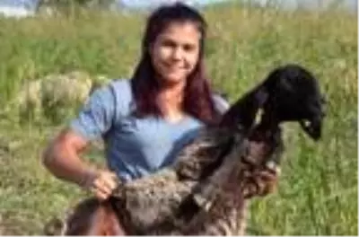 Ümmühan, serada domates toplayıp, traktör lastiği taşıyarak şampiyonaya hazırlanıyor