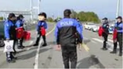 Uygulama yapan polis ekipleri, sürücülere Türk bayrağı hediye etti Uygulama yapan polis ekipleri, sürücülere Türk bayrağı hediye etti