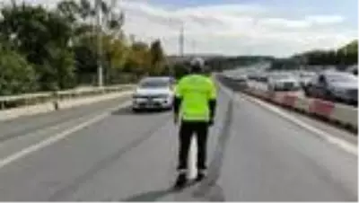 Uygulama yapan polis ekipleri, sürücülere Türk bayrağı hediye etti Uygulama yapan polis ekipleri, sürücülere Türk bayrağı hediye etti