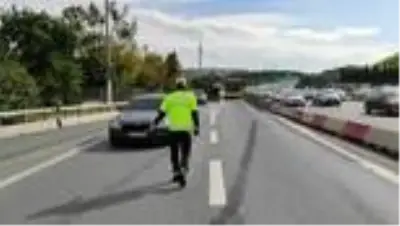 Uygulama yapan polis ekipleri, sürücülere Türk bayrağı hediye etti Uygulama yapan polis ekipleri, sürücülere Türk bayrağı hediye etti