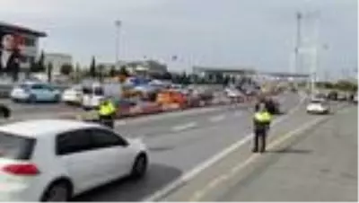 Uygulama yapan polis ekipleri, sürücülere Türk bayrağı hediye etti Uygulama yapan polis ekipleri, sürücülere Türk bayrağı hediye etti