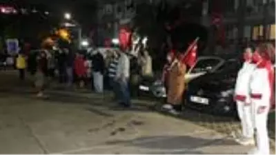 İstanbul'da vatandaşlar 19.23'te hep bir ağızdan İstiklal Marşı'nı okudu İstanbul'da vatandaşlar 19.23'te hep bir ağızdan İstiklal Marşı'nı okudu