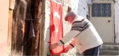 Son dakika haberi | Yaşlı adamın bayrak hassasiyeti Son dakika haberi | Yaşlı adamın bayrak hassasiyeti