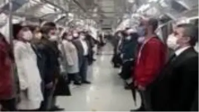 Yenikapı-Hacıosman metrosunda yolcular, saat 19.23'te ayağa kalkarak İstiklal Marşı'nı okudu Yenikapı-Hacıosman metrosunda yolcular, saat 19.23'te ayağa kalkarak İstiklal Marşı'nı okudu