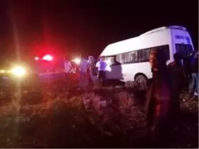 Yolcu minibüsü ile traktör çarpıştı: 8 yaralı Yolcu minibüsü ile traktör çarpıştı: 8 yaralı