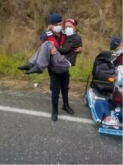 Son dakika... Yolda kalan engelliye, jandarmadan yardım eli Son dakika... Yolda kalan engelliye, jandarmadan yardım eli