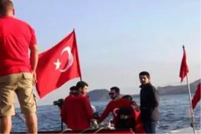 Yunan adalarına karşı dev Türk bayrağı astılar Yunan adalarına karşı dev Türk bayrağı astılar