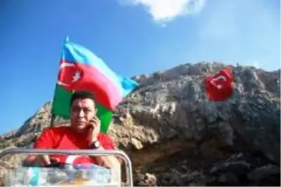 Yunan adalarına karşı dev Türk bayrağı astılar Yunan adalarına karşı dev Türk bayrağı astılar