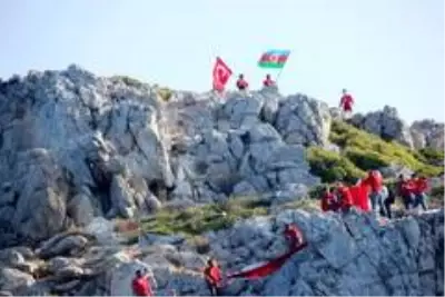 Yunan adalarına karşı dev Türk bayrağı astılar