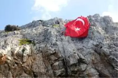 Yunan adalarına karşı dev Türk bayrağı astılar