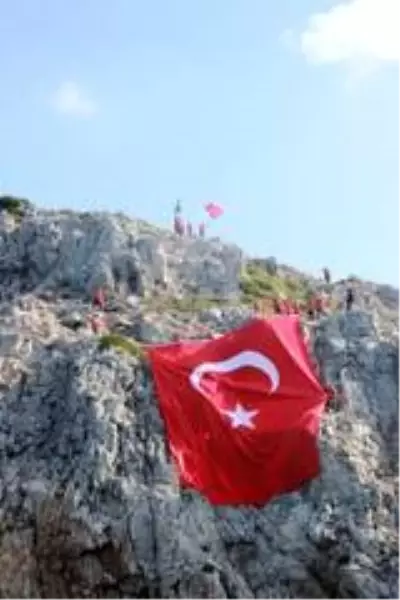 Yunan adalarına karşı dev Türk bayrağı astılar