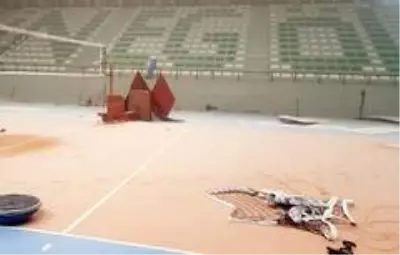 Son dakika haberi | Zihinsel engelli genç, kapalı spor salonunu savaş alanına çevirdi Son dakika haberi | Zihinsel engelli genç, kapalı spor salonunu savaş alanına çevirdi