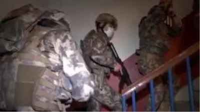 - 16 kişinin gözaltına alındığı DEAŞ operasyonu polis kamerasında - 16 kişinin gözaltına alındığı DEAŞ operasyonu polis kamerasında