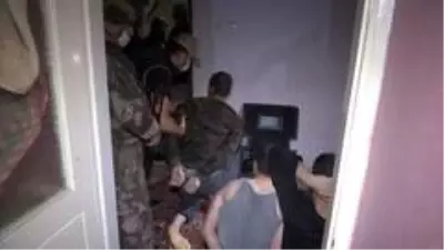 - 16 kişinin gözaltına alındığı DEAŞ operasyonu polis kamerasında - 16 kişinin gözaltına alındığı DEAŞ operasyonu polis kamerasında