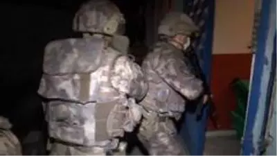 - 16 kişinin gözaltına alındığı DEAŞ operasyonu polis kamerasında - 16 kişinin gözaltına alındığı DEAŞ operasyonu polis kamerasında