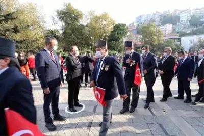 29 Ekim kutlamasında utandıran görüntüler: Protokole verilen deri koltuklar gazilerimize layık görülmedi 29 Ekim kutlamasında utandıran görüntüler: Protokole verilen deri koltuklar gazilerimize layık görülmedi