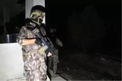 Son Dakika | Adana'da PKK/KCK operasyonu: 5 gözaltı Son Dakika | Adana'da PKK/KCK operasyonu: 5 gözaltı