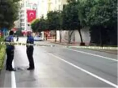 Son dakika haberleri... Adana valiliğe giden protokol yolundaki şüpheli valiz polisi alarma geçirdi Son dakika haberleri... Adana valiliğe giden protokol yolundaki şüpheli valiz polisi alarma geçirdi