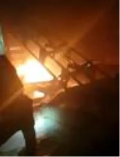 Akaryakıt istasyonuna yakın alanda depo yangını Akaryakıt istasyonuna yakın alanda depo yangını