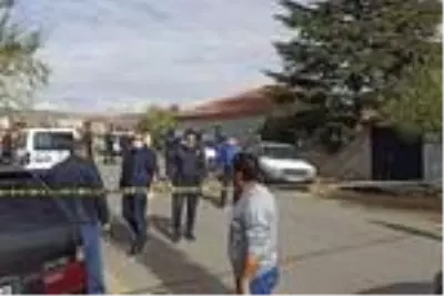 Akrabalar arasında silahlı, baltalı ve bıçaklı kavga: 1 ölü, 3 yaralı Akrabalar arasında silahlı, baltalı ve bıçaklı kavga: 1 ölü, 3 yaralı
