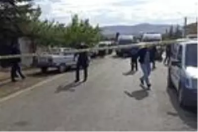 Akrabalar arasında silahlı, baltalı ve bıçaklı kavga: 1 ölü, 3 yaralı Akrabalar arasında silahlı, baltalı ve bıçaklı kavga: 1 ölü, 3 yaralı