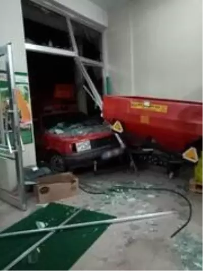 Alkollü sürücü işyerine daldı Alkollü sürücü işyerine daldı