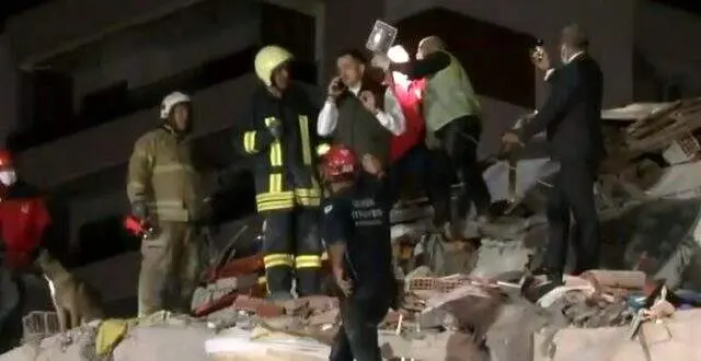Bakan Pakdemirli, enkaz altındaki vatandaşla telefonda görüştü Bakan Pakdemirli, enkaz altındaki vatandaşla telefonda görüştü