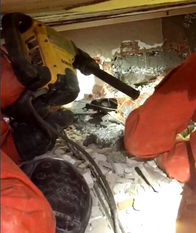 Bakan Pakdemirli, telefonda görüştüğü Buse ile ilgili konuştu: Enkaz altında yalnız değil, anne ve babası yanında Bakan Pakdemirli, telefonda görüştüğü Buse ile ilgili konuştu: Enkaz altında yalnız değil, anne ve babası yanında
