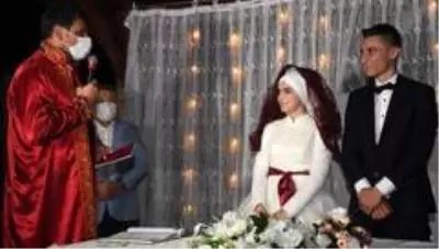 Başkan Mustafa Kocaman genç çiftleri yalnız bırakmıyor Başkan Mustafa Kocaman genç çiftleri yalnız bırakmıyor