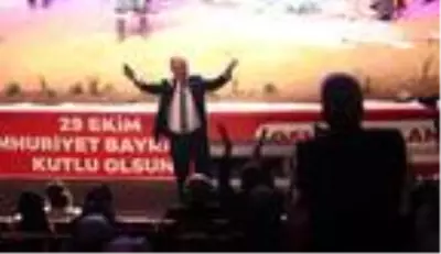 Başkan Örki Cumhuriyet için söyledi, personeli sahnede bağımsızlığı anlattı Başkan Örki Cumhuriyet için söyledi, personeli sahnede bağımsızlığı anlattı