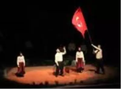 Başkan Örki Cumhuriyet için söyledi, personeli sahnede bağımsızlığı anlattı Başkan Örki Cumhuriyet için söyledi, personeli sahnede bağımsızlığı anlattı